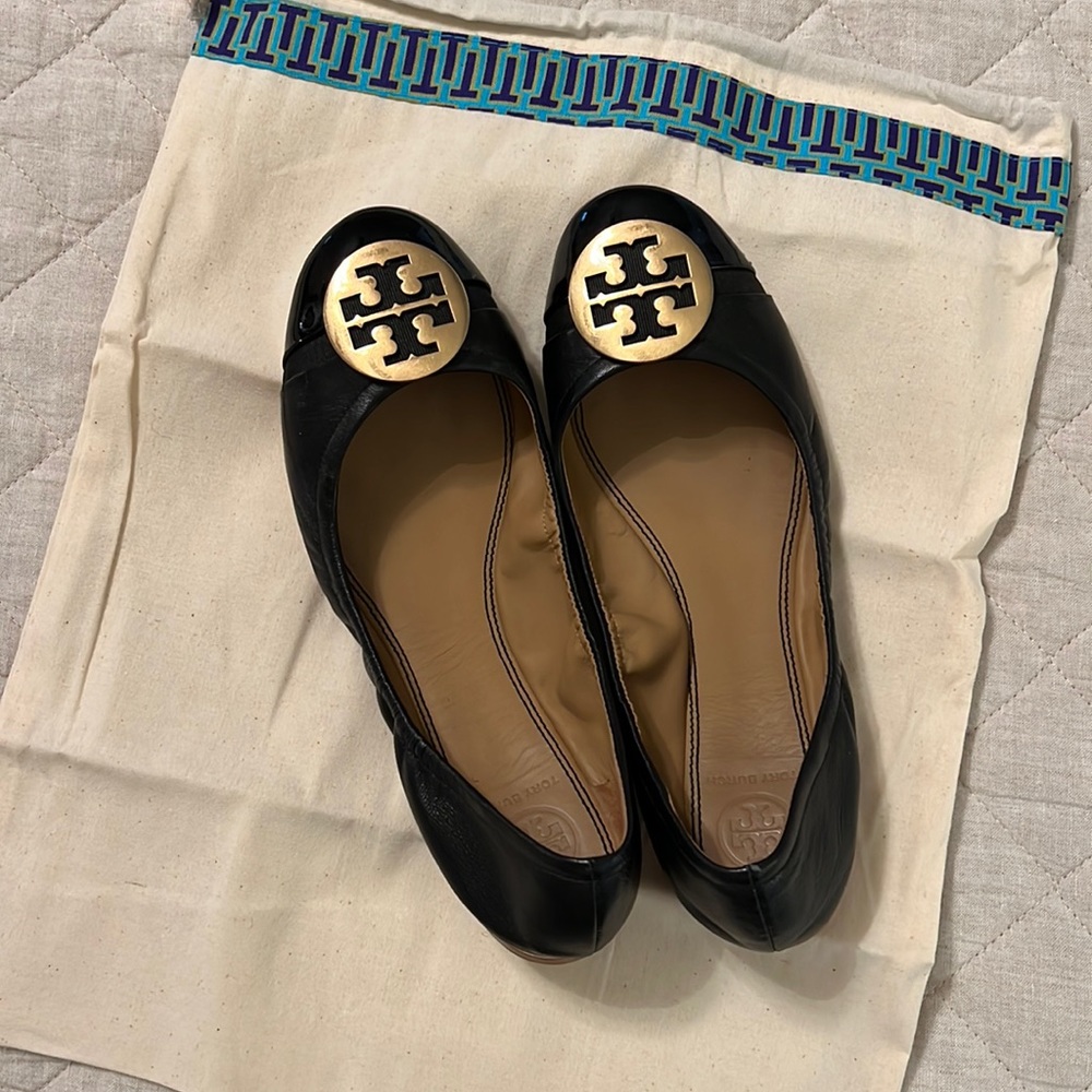 Tory Burch Ballet Flats - black, leather body, patent toe. Gold logo.